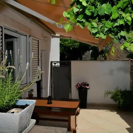 Studio Apartment Apartament Supetar