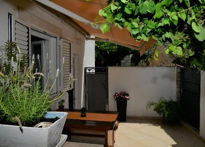 Studio Apartment Daire Supetar